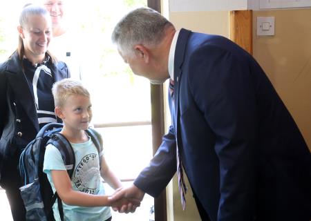 PRVI ŠOLSKI DAN SPREJEM PRVOOLČKOV BEGUNJE 01 FOTO LJUBO VUKELIČ